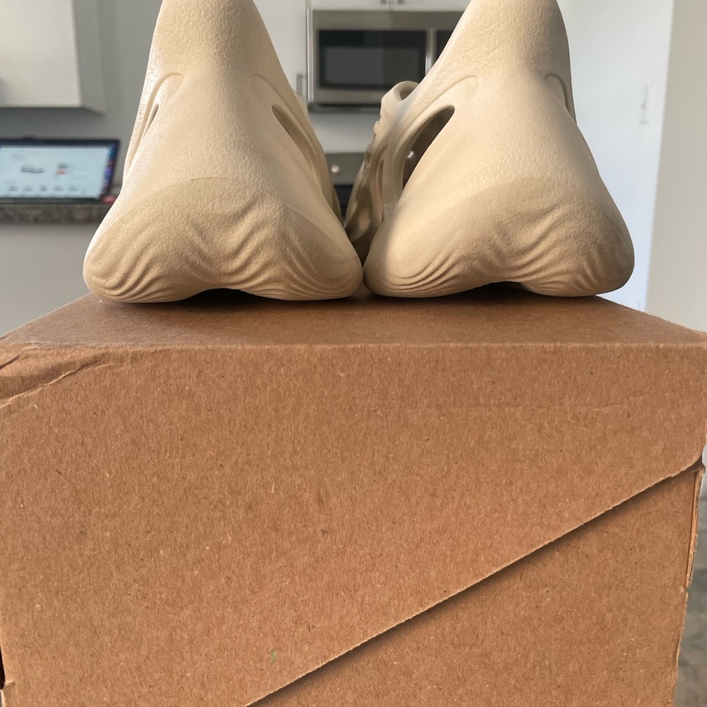 YEEZY FOAM RNNR - Picture 3 of 5